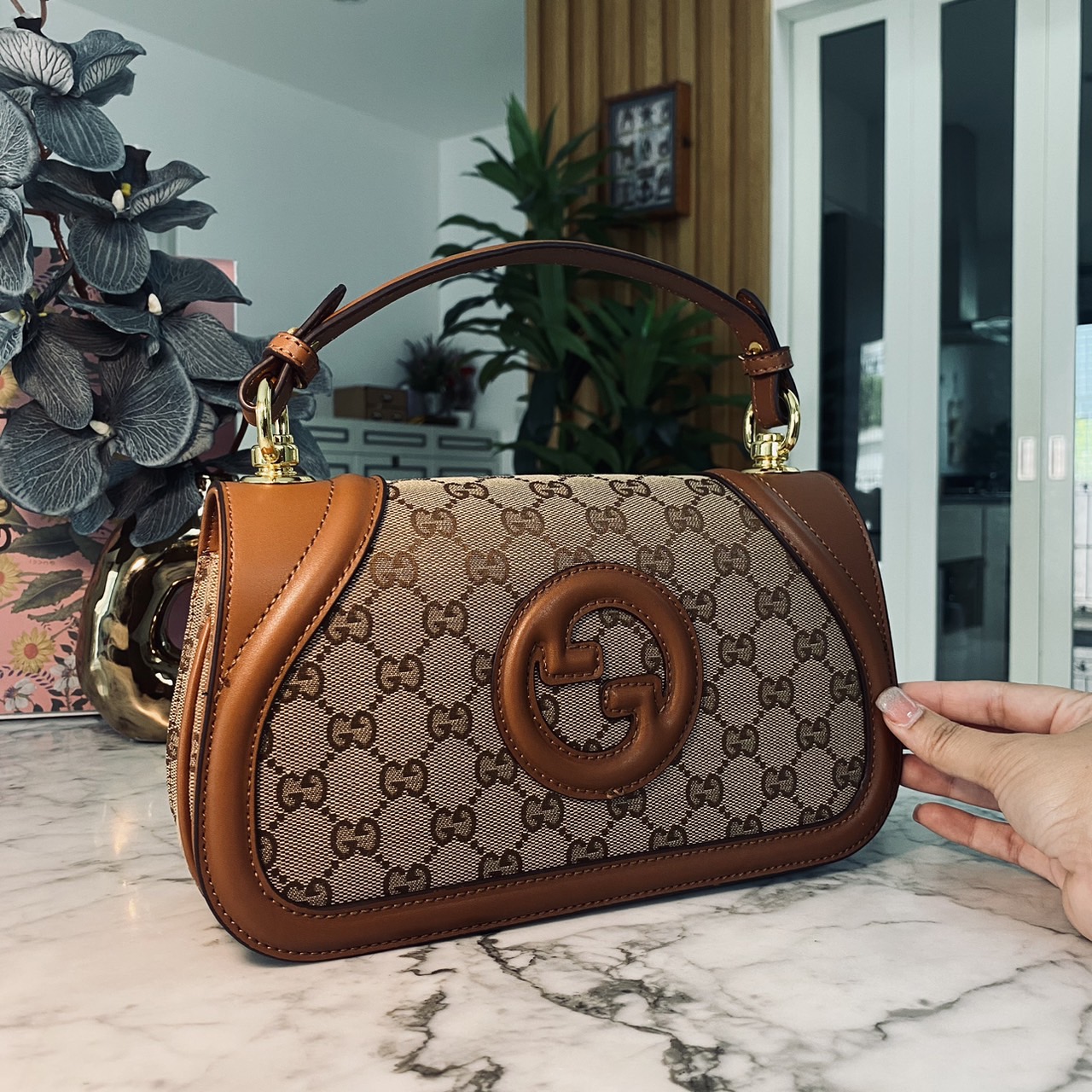 Gucci Blondie small top handle bag กระเป๋าสะพายรุ่นใหม่สุดไอคอนนิก งานหนังสวยมาก มีกลิ่นหอมอ่อนๆ เหมาะมากสำหรับของขวัญปีใหม่นี้ จะให้ตัวเองหรือให้เป็นของขวัญก็ดีงามมากๆ