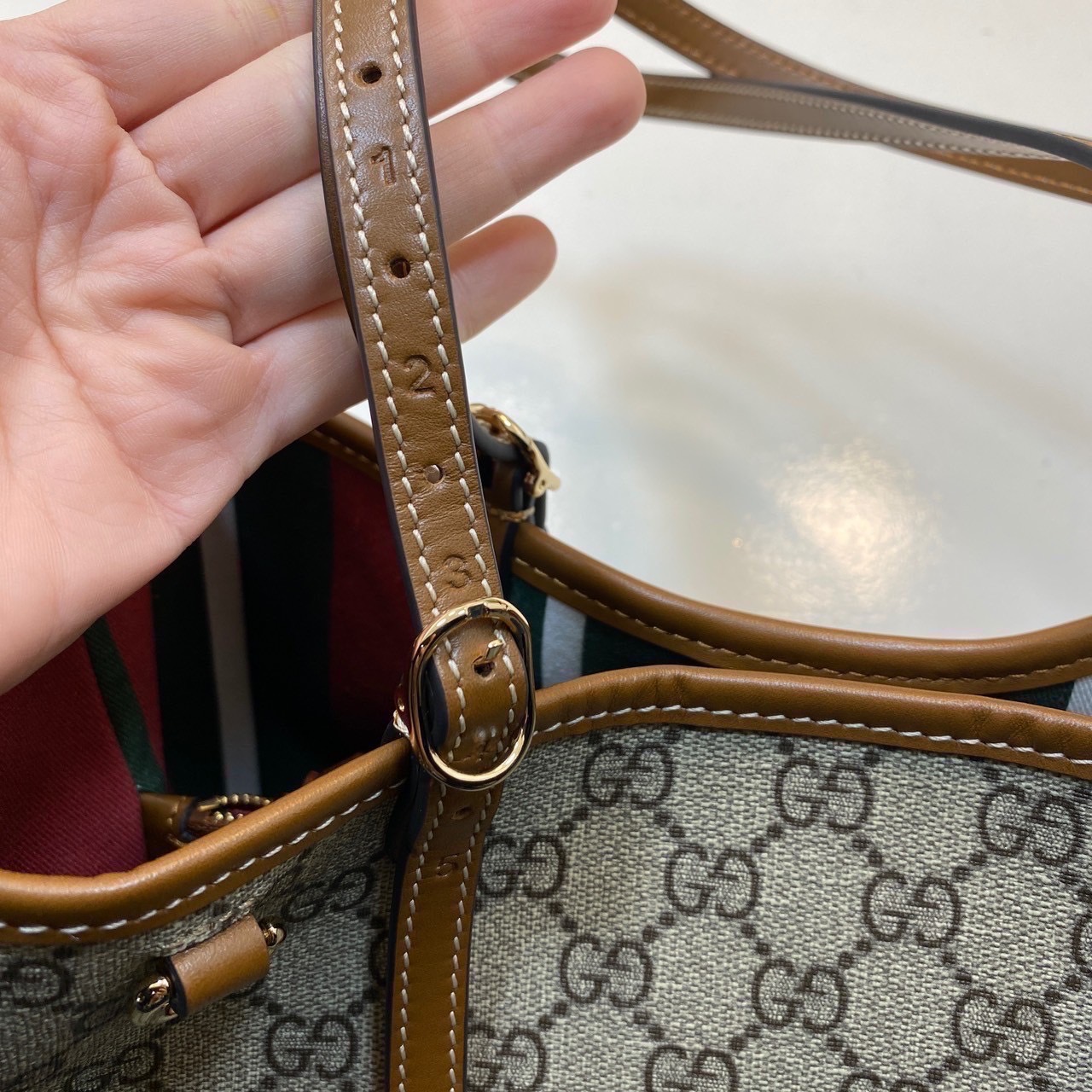 Top ORI หนังแท้ | GUCCI GG Emblem medium tote bag 30cm / GUCCI Tote Bag กระเป๋าสะพายทรงโท้ท คอลเล็กชั่นใหม่ตีความประวัติศาสตร์แห่งความสง่างามและงานฝีมือของแบรนด์ขึ้นใหม่