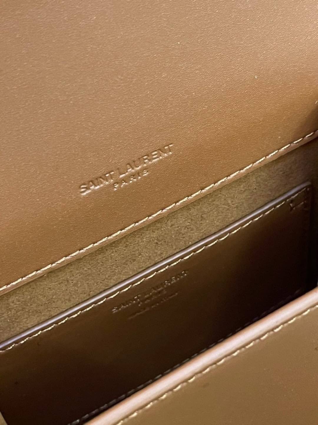 หนังแท้ YSL Yves Saint Laurent small leather shoulder bag กระเป๋าสะพายทรงเหลี่ยมแนวตั้งดีไซน์สวยหรูอยู่ทรงมีโลโก้แบรนด์ด้านหน้า อะไหล่ทองสวยหรู ภายในโล่งกว้าง สายสะพายหนังยาวปรับระดับได้ Rare items เด็ดๆแบบนี้ห้ามพลาด!