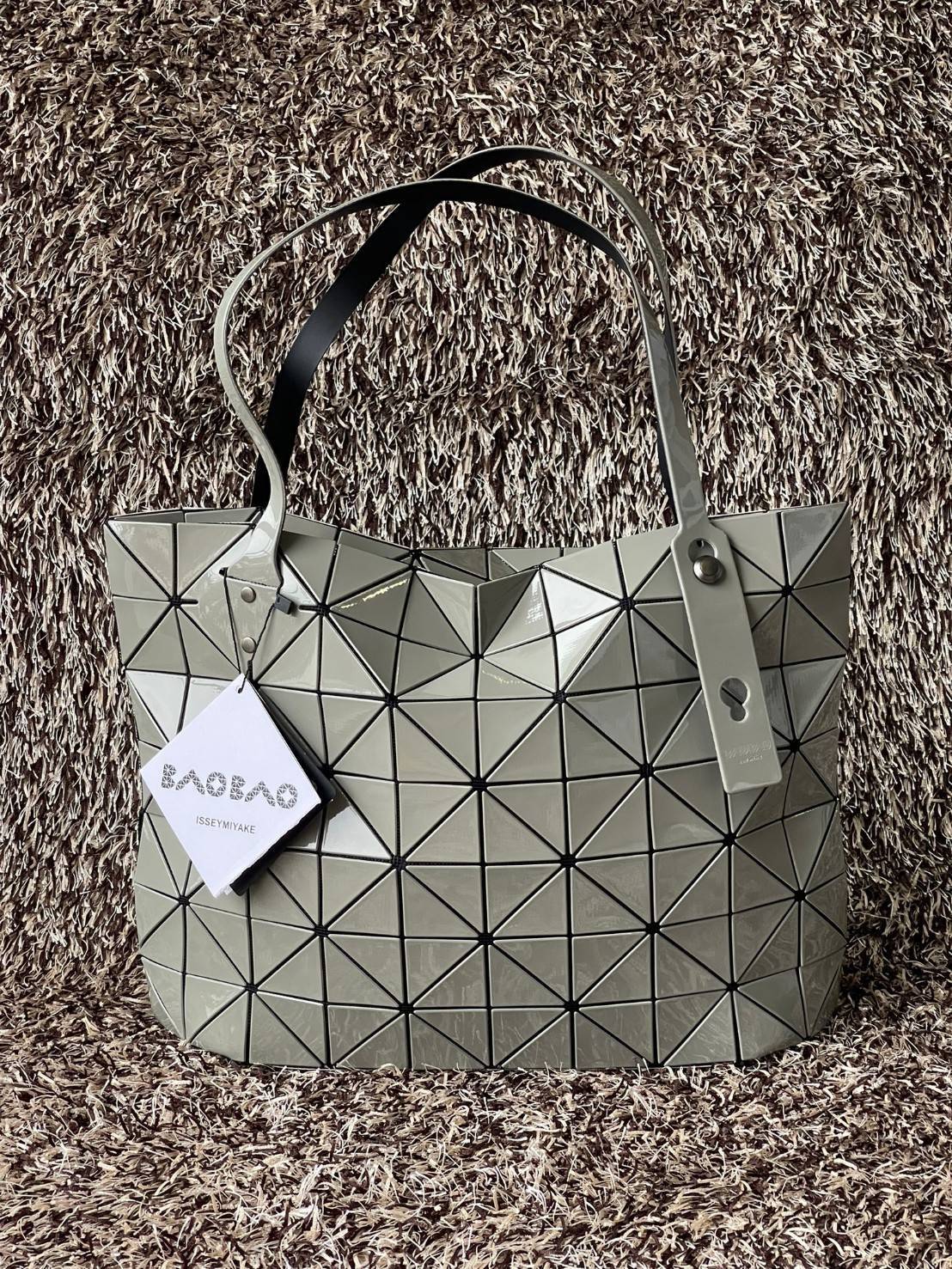 Bao Bao Issey Miyake ROCK MATTE ซีรีส์นี้จะเป็นทรงสี่เหลี่ยมผืนผ้า มีซิปปิดด้านบน ถือเป็นรุ่นที่เหมาะกับการใช้งานในชีวิตประจำวัน สามารถพับมุมและบริเวณด้านล่างของกระเป๋าเพื่อเพิ่มความสะดวกสบายในการใช้งาน ทั้งยังช่วยให้วางกระเป๋าในแนวตั้งได้อีกด้วย แผ่นต่อส