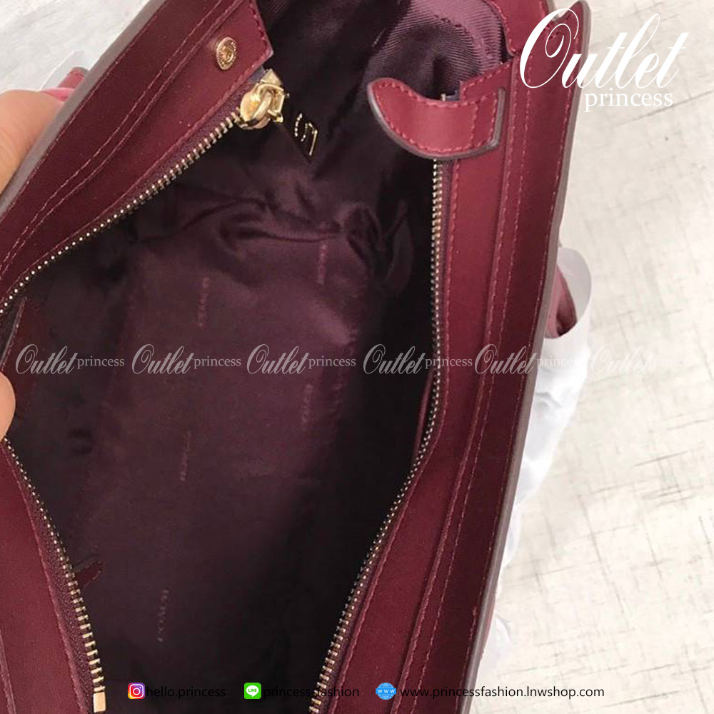 Coach Swagger 27 Pebble Leather Satchel Black Detail : กระเป๋าcoach ทรงสวย ไม่มีวันเฉย ดีเทลด้านหน้ากระเป๋าเยอะ ชิคไปอีกแบบ ภายในกว้าง ใส่ของได้มาก แถมจะถือก็ได้ หรือ สะพายกระเป๋าก็ดี มีจำนวนไม่เยอะ ใครยังไม่มีใบนี้ รีบจับรีบจองกันเลยนะคะ