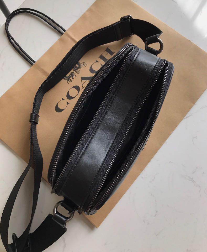 COACH GRAHAM CROSSBODY IN SIGNATURE CANVAS (COACH C4149) กระเป๋าครอสบอดี้รุ่นยอดฮิตสำหรับหนุ่มๆ ที่สาวๆก็ใช้ได้!! รูปทรงดีไซน์คลาสสิค ใช้งานสะดวก วัสดุหนังแคนวาสเคลือบลาย เปิด-ปิดด้วยซิป ภายในเป็นช่องโล่ง ใส่ของสำคัญได้ครบ สายสะพายปรับได้ตามตัว มีมาให้ช้อ