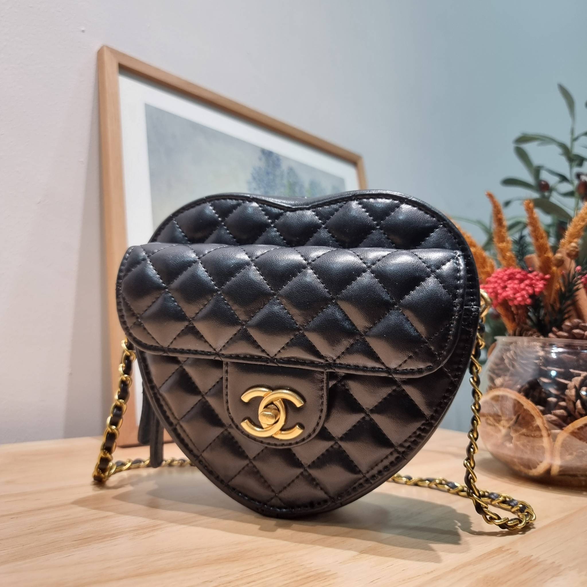 CHANEL Heart Bag Lambskin & Gold-Tone Meta สวยมาก มงลงมาก!! กระเป๋าสะพายสุดคิ้วท์ ที่ดีไซน์รูปทรงหัวใจไม่ซ้ำใคร น่ารักทุกสี น่าใช้ไปเลยแม่!! วัสดุหนังแกะฟอกสี เปิด-ปิดด้วยซิป ด้านหน้ามีช่องเก็บของจุกจิก ภายในเป็นช่องโล่ง ใส่มือถือ ใส่กระเป๋าสตางค์สั้นได้ 
