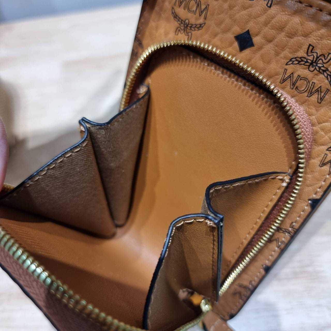 M.C.M CROSSBODY PHONE CASE IN VISETOS กระเป๋าสะพายข้าง สำหรับใส่ gadget คูลๆอย่างโทรศัพท์มือถือ ให้หนุ่มๆพกพาไปไหนๆได้สะดวก คล่องตัวกว่าเดิม เกรดออริ ท็อป 1:1 เกรดดีสุด สลับแท้