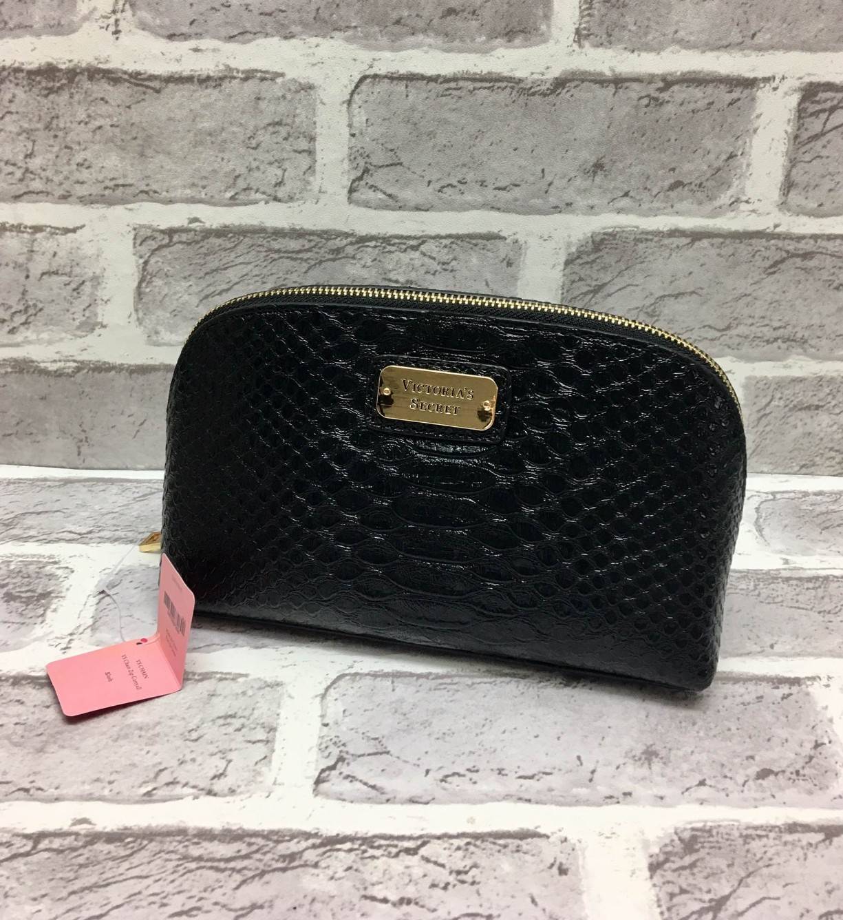 New Arrival Victoria' Secret Pu Croc Bag พร้อมส่งความปัง เหล่าสาวกนางฟ้าไม่ควรพลาดค่ะ กระเป๋าหนังลายจรเข้อยู่ทรงสวยหรู ด้านหน้าติดอะไหล่โลโก้แบร์นหรู เปิดปิดกระเป๋าด้วยซิปคุณภาพดี ด้านในโล่ง มีช่องซิปหนึ่งช่อง ช่องเล็กอีก 2 ช่องค่ะ มาพร้อมสายคล้องมือ