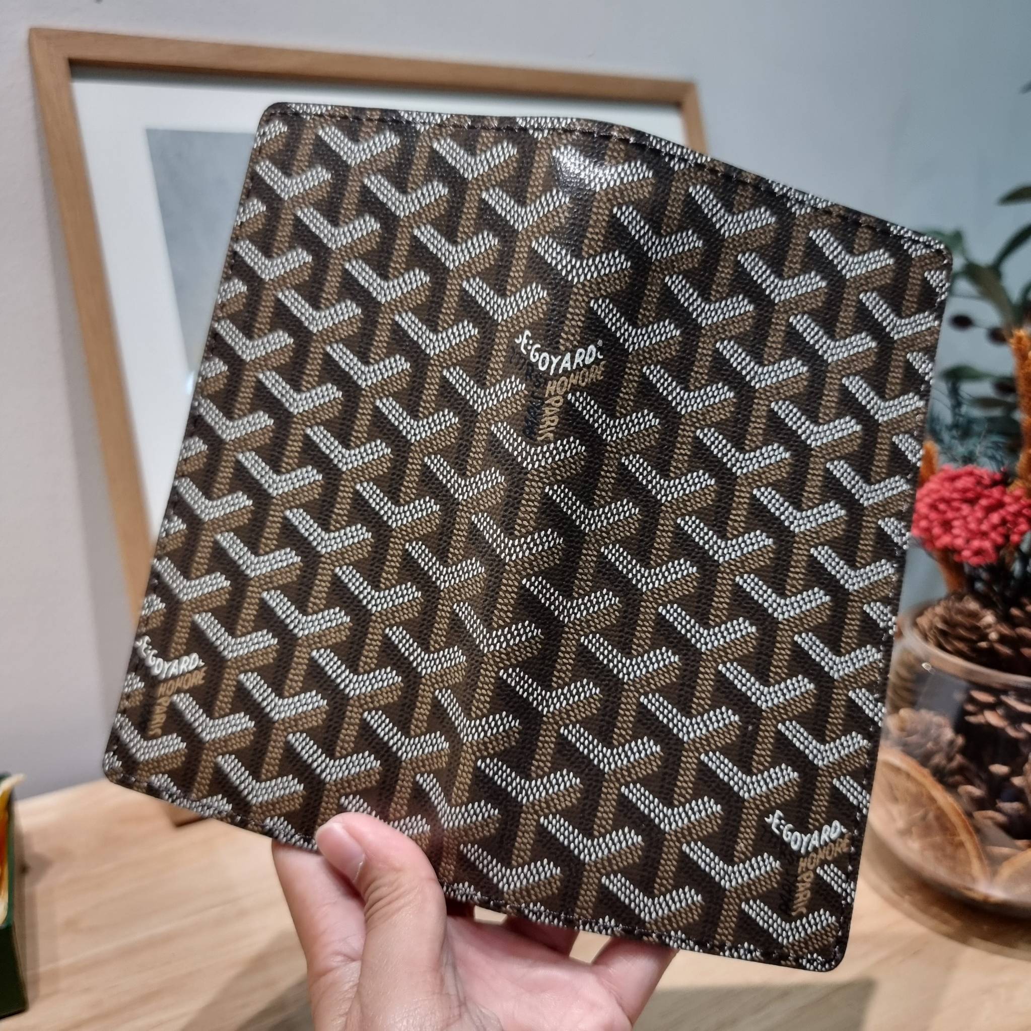 Goyard Bi Fold Long Wallet / GOYARD FLAP WALLET / Goyard Long Wallet กระเป๋าสตางค์ใบยาว รุ่น unisex ที่ใช้ได้ทั้งหนุ่มๆและสาวๆ ไอเท็มนี้ตอบโจทย์สำหรับคนที่ชอบเก็บบัตรเยอะๆ