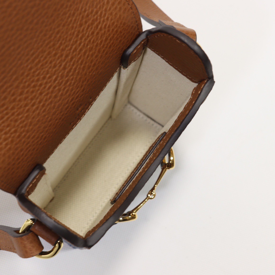 Gucci Horsebit 1955 mini bag / Gucci Phone Bag ออริจินอล เกรดสลับใช้แทนใบจริงได้ รุ่นยอดฮิต ไซส์มินิ ที่ใครๆก็ต้องรู้จัก!! กับกระเป๋าขนาดมินิในรูปแบบผ้าแจ็คการ์ดสีขาวงาช้างและน้ำเงิน ได้รับแรงบันดาลใจมาจากดีไซน์ดั้งเดิม ซึ่งแอคเซสเซอรี่นี้โดดเด่นด้วยรายละ