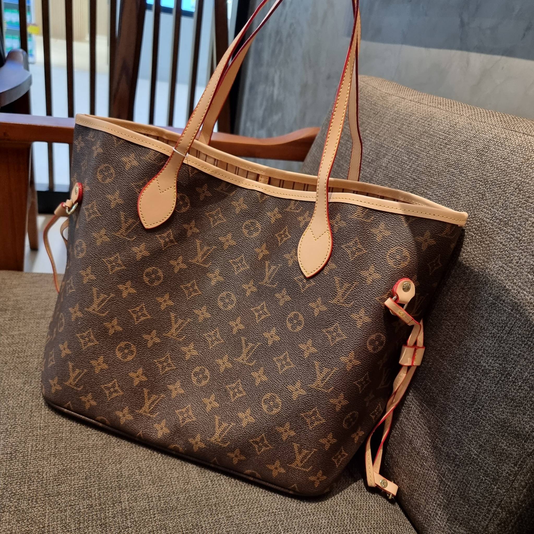 LV 2IN1 TOTE SET กระเป๋าสะพายไหล่ใบใหญ่ทรง tote มาพร้อมใบลูก คลาสสิคที่สุด เป็รอีกรุ่นที่มีคนใช้กันทั่วบ้านทั่วเมือง ฮิตแบบไม่ต้องพูดเยอะ วัสดุหนังแคนวาสปั๊มลายเต็มใบ ปากกระเป๋ามีหูเกี่ยว ด้านข้างมีหนังรูดเก็บทรงได้ ภายในโล่งกว้างมากๆ มีช่องซิปแยกให้ ใบเล