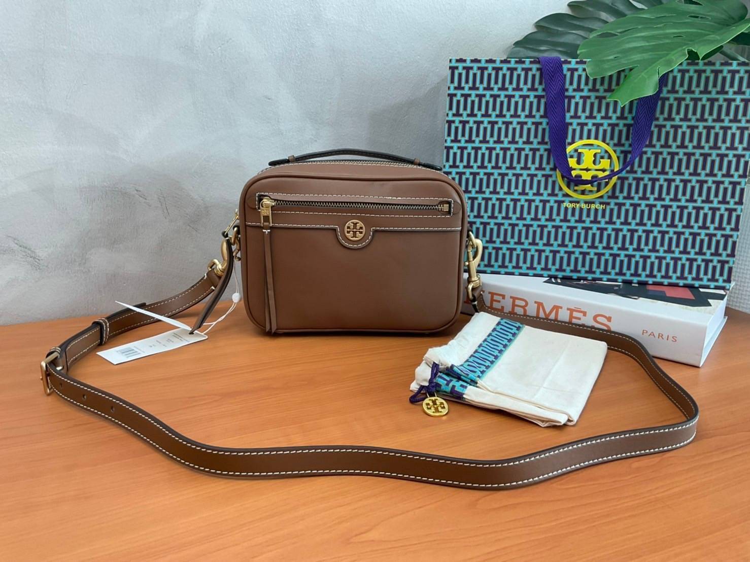 TORY BURCH T MONOGRAM JACQUARD CAMERA BAG กระเป๋าสะพาย Crossbody วัสดุหนังวัวแท้ การออกแบบเรียบง่าย ยังคงความหรูหราเอาไว้ โดดเด่นด้วยลวดลาย T Monogram มาพร้อมสายสะพายยาวแบบสปอร์ต ถอดออกได้ สายปรับระดับได้ ตอบสนองการใช้งานได้ดี มีหูหิ้วด้านบนสามารถใช้งานได