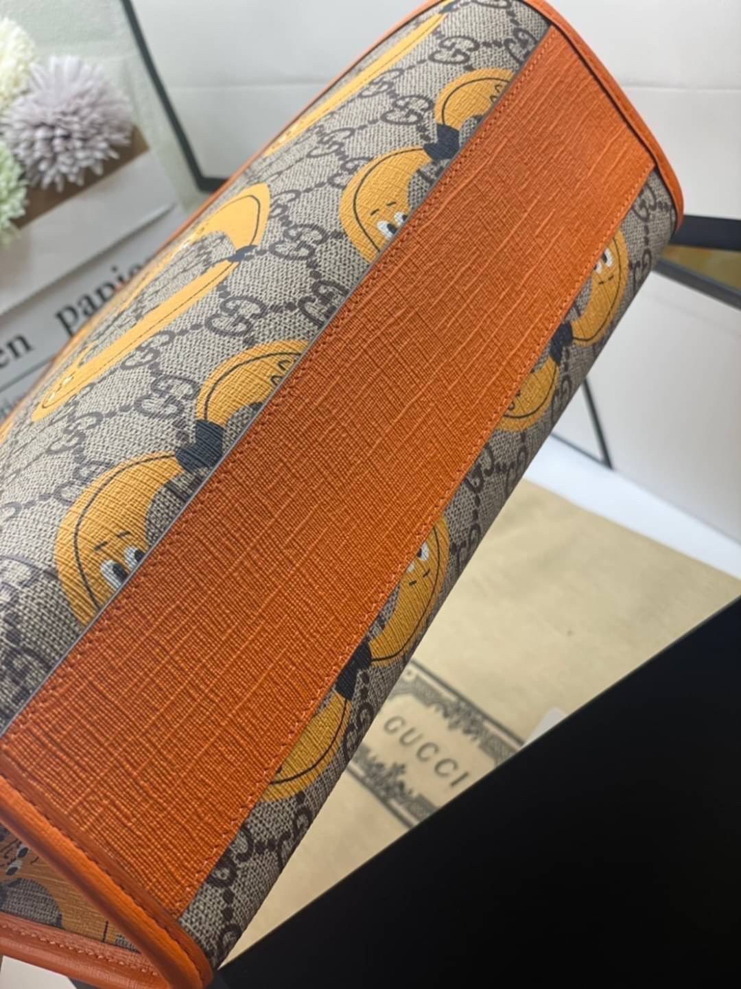 Ori GUCCI Children's tote bag GG kids ที่สุดของความน่ารัก ลิมิเต็ดแบบไม่มีเอาท์ สาวๆสายหวานไม่ควรพลาดด้วยประการทั้งปวงเลยค่าา หนังแท้เกรดดีที่สุด พิมพ์ลายแบรนด์รอบใบเทคเจอร์สวยอยู่ทรง ภายในมีโลโก้กว้างและจุสุดๆใส่สัมภาระได้เยอะ ภาพถ่ายจ