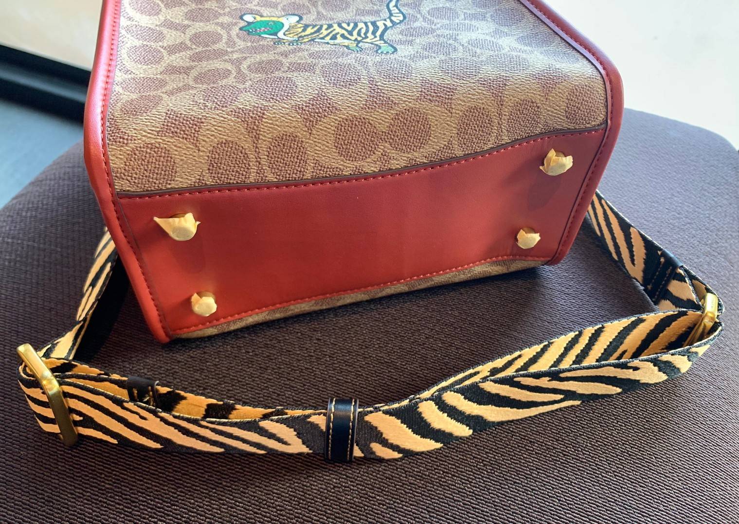 COACH LUNAR NEW YEAR FIELD TOTE 22 IN SIGNATURE CANVAS WITH TIGER REXY ((C7767)) 📌พร้อมส่งที่ไทย ต้อนรับปีเสือนี้กันค่าา! กระเป๋าทรงTote หนังแท้สวย 🔺ด้านหน้า สกรีนลาย Tiger Rexy อันเป็นสัญลักษณ์ประจำปีกันเลยค่ะ ปากกระเป๋าเปิดปิดแบบกระดุมแม