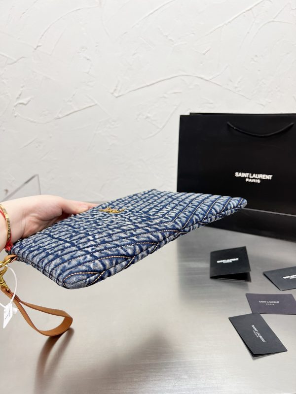 Saint Laurent Monogram quilted denim tablet pouch / YSL denim tablet pouch กระเป๋าทรงพอชดีไซน์ใหม่ ใช้งานง่าย สะดวก กะทัดรัด พกแท็บเล็ตติดตัวไปด้วยในกระเป๋าโมโนแกรมนี้ โดดเด่นด้วยเอฟเฟกต์แบบวินเทจและการเย็บตะเข็บแบบควิลท์ เป็นรุ่น unisex ใช้ไดทั้งหญิงชาย 