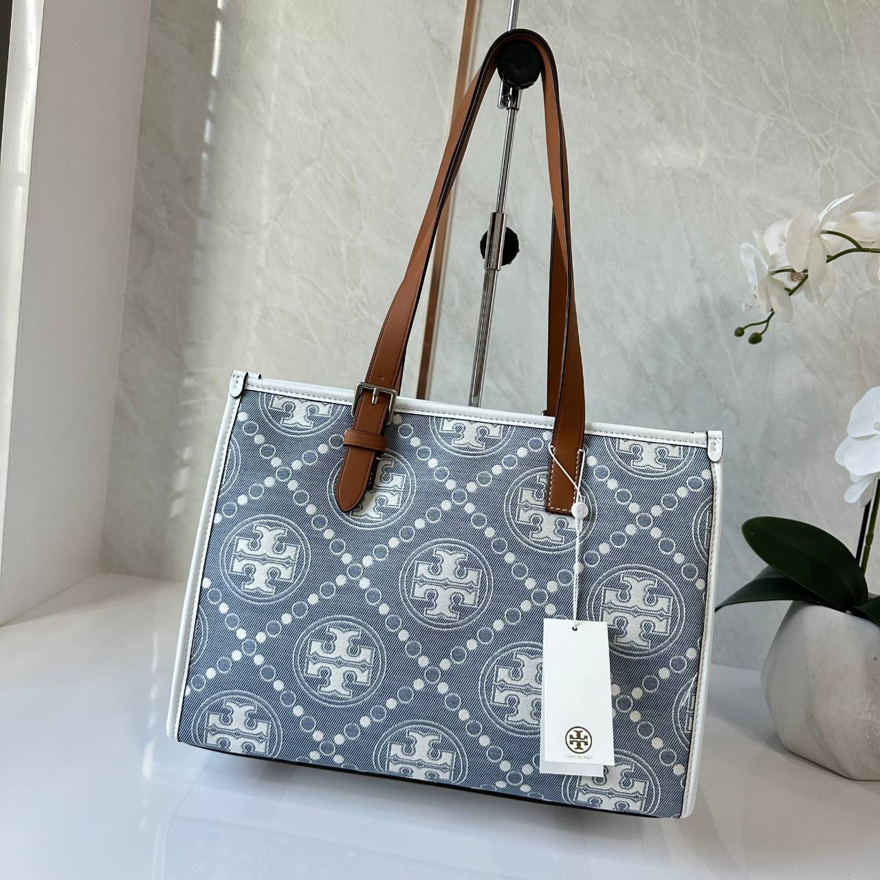 Tory Burch Small T Monogram Denim Tote / Tory Burch Demim Jacquard Small Tote คอลเลคชั่นใหม่ กระเป๋าทรงโท้ท ทรงสี่เหลี่ยมใบใหญ่ วัสดุผ้าเดนิมสลับหนังแท้ ภายในช่องโล่งกว้างจุได้เยอะ