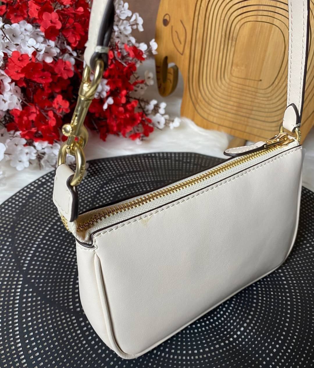 COACH NOLITA DAISY BAG (coach C3356) พร้อมส่งทันทีค่ะ! กระเป๋าหิ้ว//คล้องไหล่ หนังแท้เรียบสวย จุดเด่นด้านหน้าปักดอก Daisy แบบ3D นูนขึ้นมาสวยงามสะดุดดตามากๆค่ะ เปิดปิดกระเป๋าแบบซิป ภายในใส่มือถือได้ทุกรุ่น;กระเป๋าเงินใบกลางได้;มีช่องเสียบบัตร2ช่อง;และช่องใ