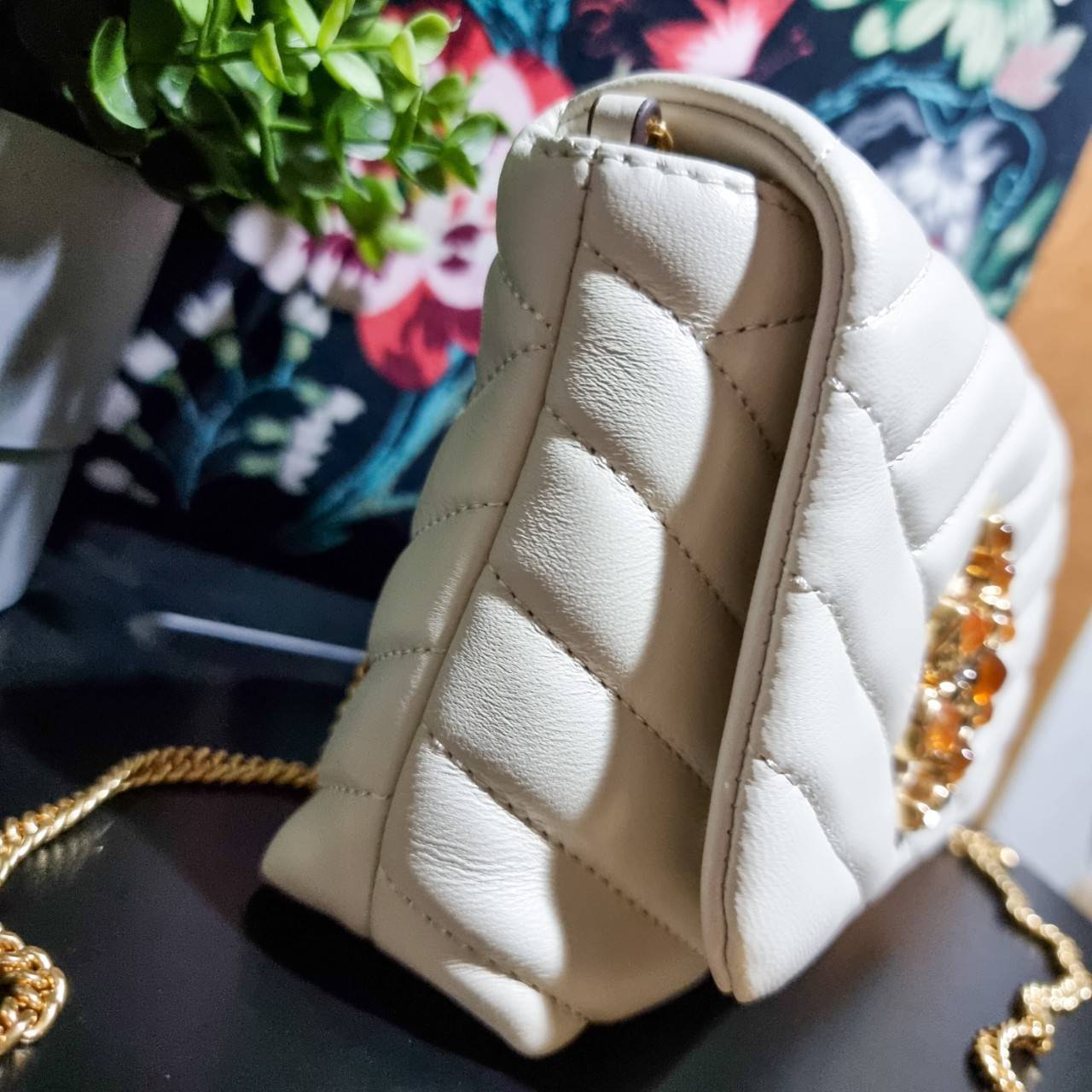 TORY BURCH KIRA CHEVRON EMBELLISHED LOGO MINI BAG ตามคำเรียกร้องจ้า!! ไซส์มินิ สะดวกใช้ พกพาง่าย สไตล์คุณหนู!! กระเป๋าสะพายข้าง ดีไซน์ทรงคลาสสิค โดดเด่นด้วยโลโก้ดีไซน์ประดับเม็ดสี เพิ่มมูลค่าและดึงดูดสายตามากขึ้น วัสดุหนังแกะ สัมผัสนิ่มมือ เปิด-ปิดด้วยกระ