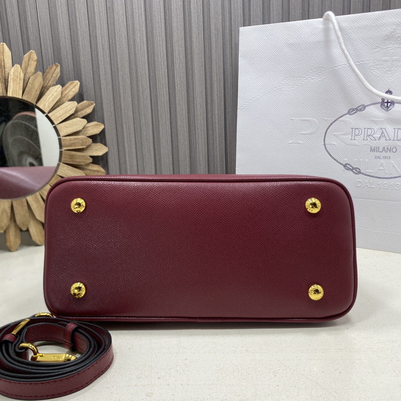 ORI หนังแท้ | Prada Matinee Medium Saffiano Leather Bag 28cm กระเป๋าสะพายทรงโฮโบสวยหรู ดีไซน์เรียบหรูตามแบบฉบับแบรนด์ ยังคงความเรียบแต่มากไว้อย่างหรูหราลงตัว ใช้งานได้หลากหลายโอกาส