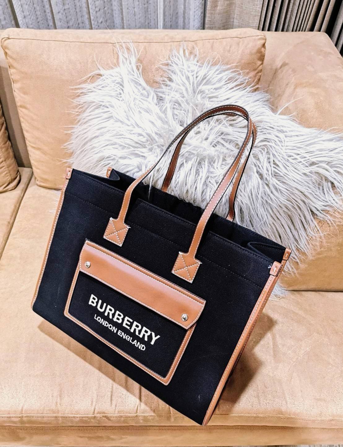 BURBERRY FRAGRANCES LARGE TOTE BAG วัสดุ Canvas & Leather ทรงเหลี่ยมมาในสี TwoTone ดีไซน์สวยอยู่ทรงสไตล์ Casual ด้านหน้ามีช่องใส่ของ ภายในโล่งกว้างและจุสุดๆสามารถใส่เอกสารA4 หนังสือ ของใช้ได้เยอะ น้ำหนักเบา อะไหล่แบรนด์สีทองหรู หูหิ้วหนังสะพายไหล่ได้ พร้อ