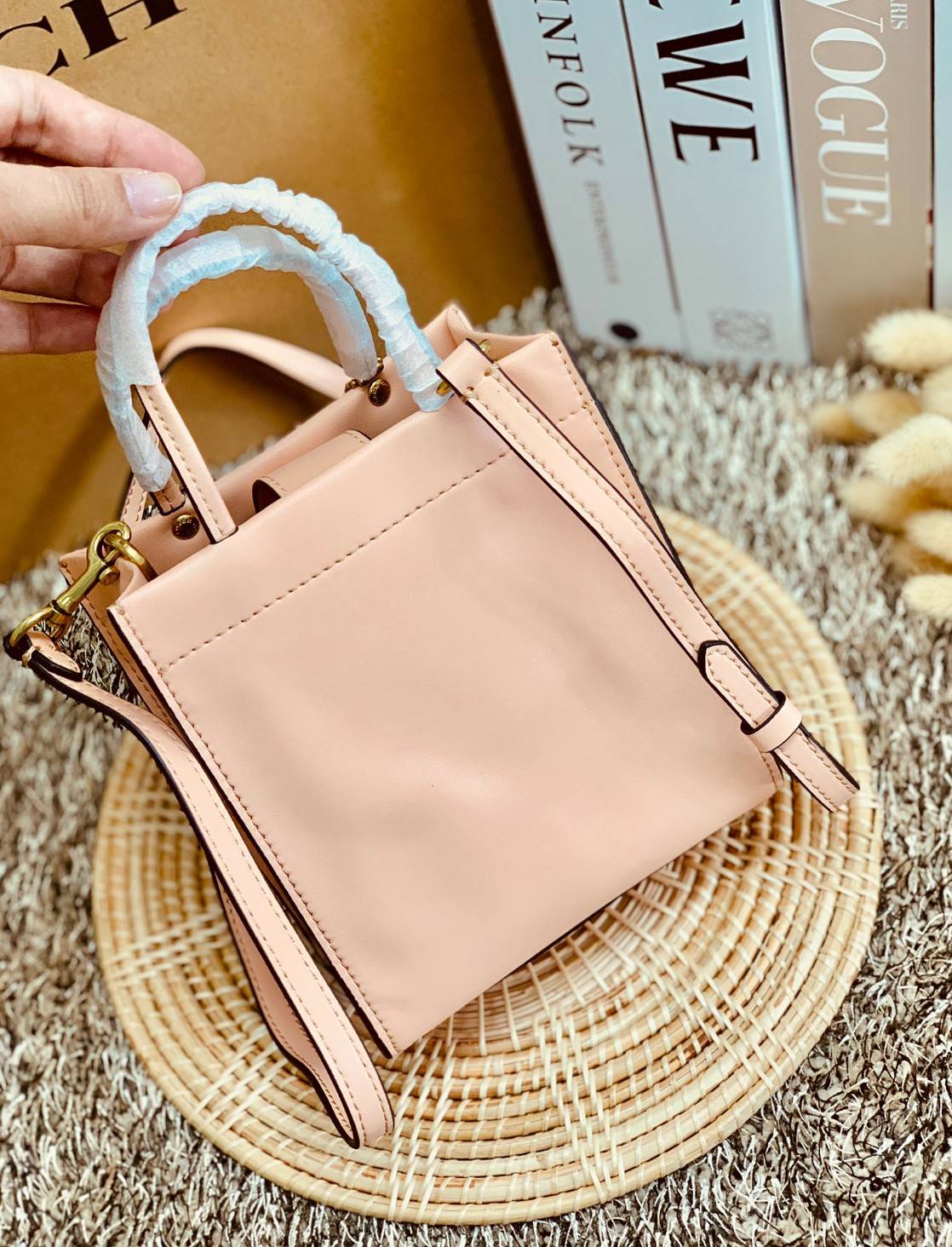COACH MINI CASHIN TOTE ((C4828)) 💥พร้อมส่งที่ไทยรุ่นใหม่ล่าสุดค่ะ! กระเป๋าขนาดมินิ หนังแท้ หนังนิ่มสวย น่าใช้มากๆค่ะ ปากกระเป๋าแบบแม่เหล็ก ภายในสามารถใส่กระเป๋าเงินใบกลางได้;มือถือแบบตั้งได้ทุกรุ่น;ของจำเป็นจุกจิกสาวๆได้หลายอย่างนะคะ;พร้อมช่องเสีย