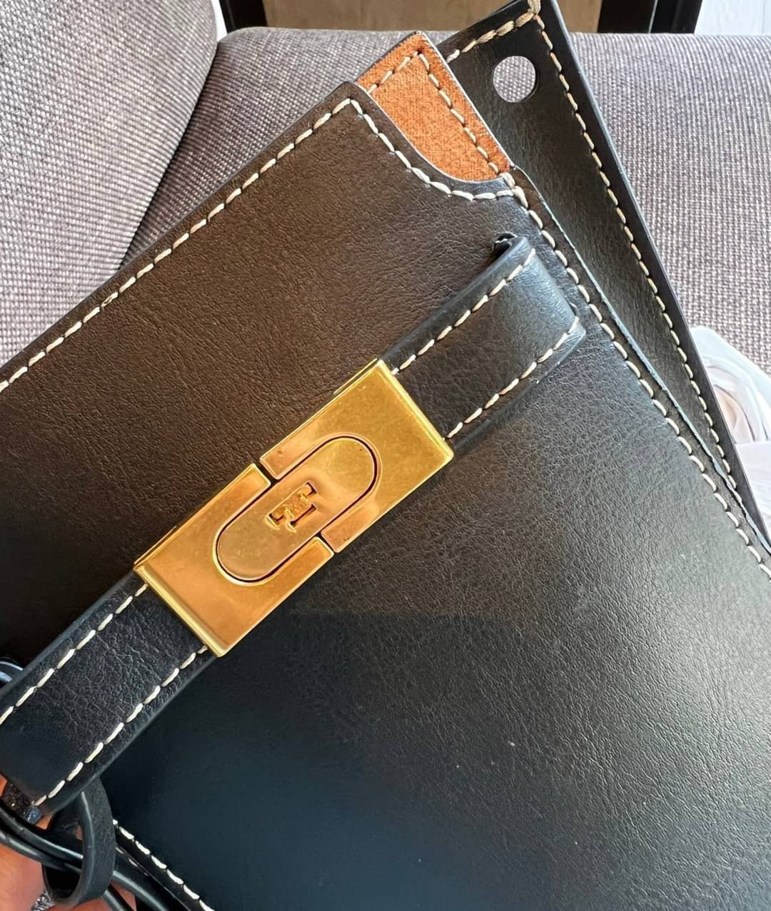 small TORY BURCH LEE RADZIWILL PEBBIED BAG ((139016)) แต่ใส่ได้จุ ขนาดพอดีลำตัว สวยมากๆค่ะ! ลุคหรูดูดีมากๆ กับกระเป๋าสะพายข้างจากTB รุ่นเล็ก