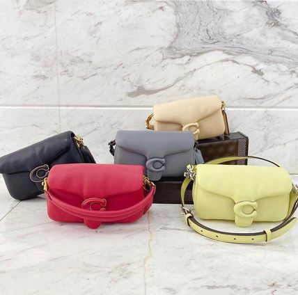 Coach Pillow Tabby Shoulder Bag 18 หนัง nappa หนานิ่ม นุ่มมากๆ รุ่นใหม่ล่าสุดค่ะ! พร้อมโลโก้รุ่นใหม่ด้วยเช่นกัน เพิ่มความหรู ดูดีเข้าไปอีกค่ะ เปิดปิดกระเป๋าแบบกระดุมแมาเหล็ก ภายในมีช่องใส่ของสองช่อง; สามารถใส่กระเป๋าเงินใบสั้นได้;พาสปอร์ตได้;มือถือได้ ค่ะ