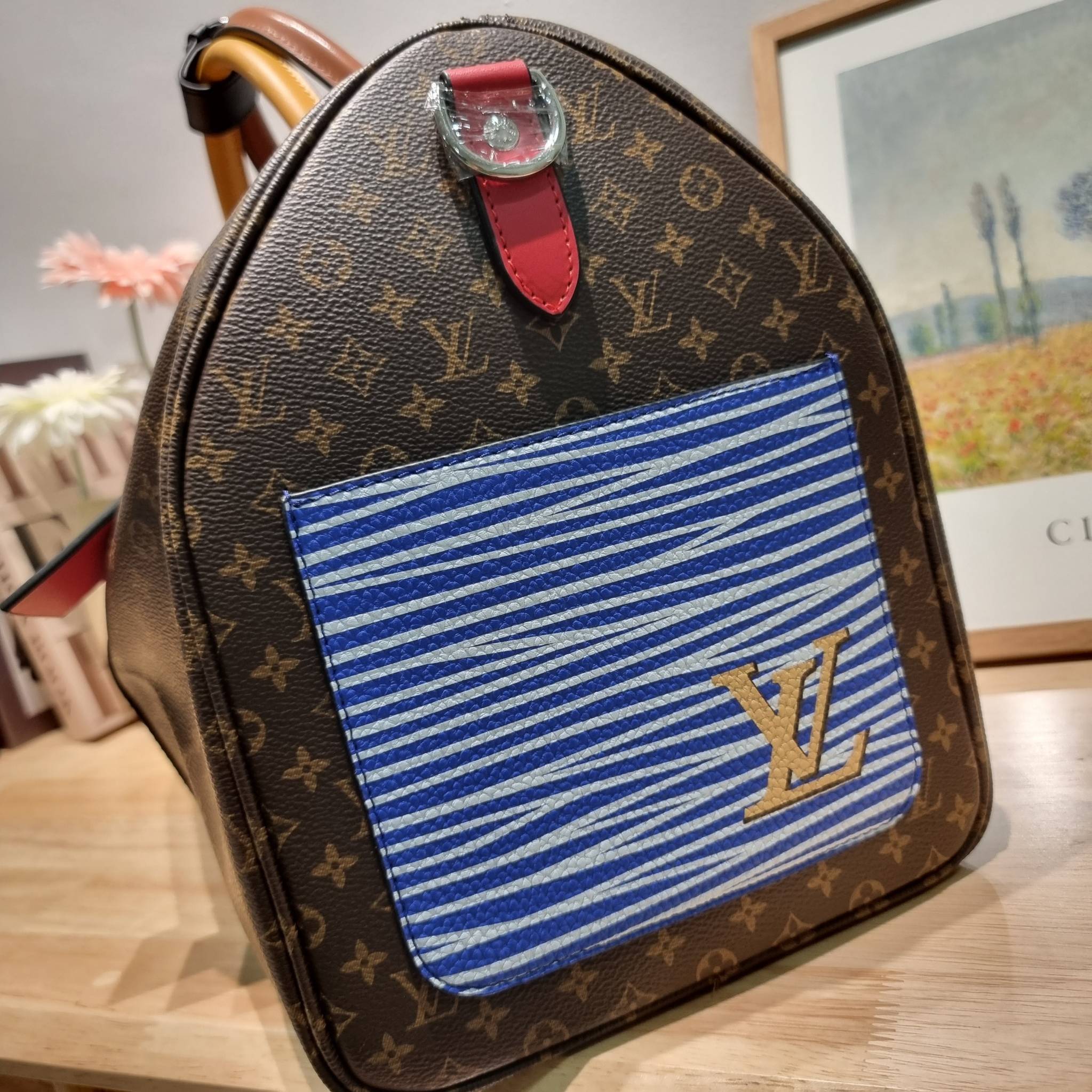 LV KEEPALL BANDOULIERE กระเป๋าเดินทางสุดชิค ที่ทำให้การเดินทางไม่ธรรมดาอีกต่อไป ด้วยลูกเล่น patch แท็กห้อย และใบลูก ที่จัดมาให้ได้เก๋ๆ ไม่ซ้ำใคร วัสดุหนังแคนวาสคุณภาพดี ดีไซน์ลวดลายโมโนแกรมเอกลักษณ์ ซิปมีตัวล็อคไว้ให้แน่นหนา มีสายสะพายครอสให้ ภายในโล่งกว้