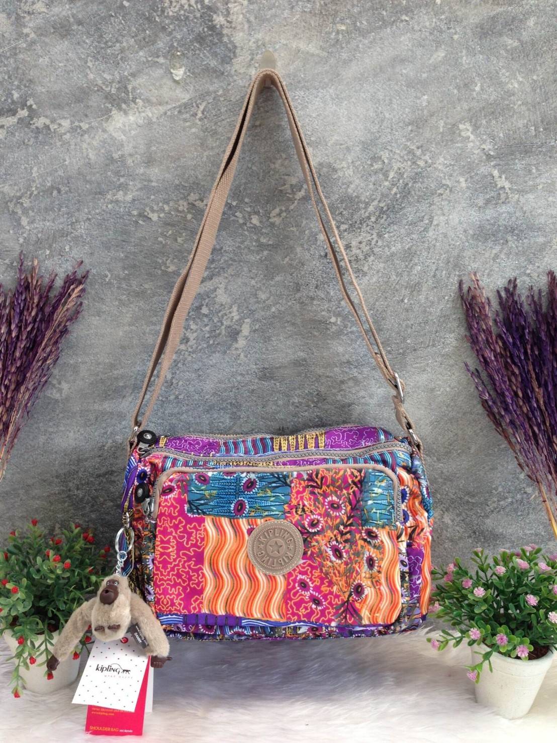 🎄กระเป๋าสะพาย KIPLING รุ่น Reth วัสดุไนล่อนคุณภาพดี มาพร้อมดีไซน์ทันสมัย และสามารถใช้งานได้อย่างดี เข้ากับทุกการแต่งตัว โดดเด่นด้วยพื้นที่ภายในและช่องต่างๆ ที่ให้คุณจัดเก็บของสำคัญได้ครบถ้วน ไม่ว่าจะเป็นมือถือ ปากกา หรือไอเท็มจำเป็นของคุณ สายสามาร