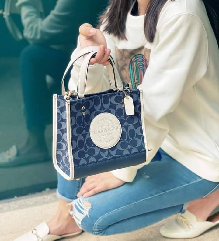 OUTLET 】COACH DEMPSEY TOTE 22 IN SIGNATURE JACQUARD WITH COACH PATCH (C5638) ฮิตมาก พลาดไม่ได้เชียว 🤩ตอกย้ำความแรง กับทรงTOTE ยอดฮิต เวลานี้ ยกให้เลย//กระเป๋าถือ หรือสะพาย มีสายยาว ถอดและ //วัสดุ jacquard ทอลาย signature เก็บดีเทลหนังแท้ ใบนี้สวยค