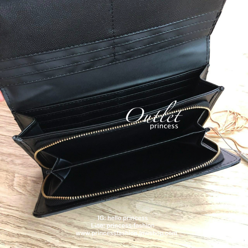 Charles & Keith Basic Long Wallet กระเป๋าสตางค์ใบยาว ตกแต่งด้วยพู่ เปิด – ปิดกระเป๋าด้วยเเม่เหล็กแบบซ่อน ภายในมีช่องใส่บัตร ช่องซิปใส่เหรียญ และช่องใส่ธนบัตร ใส่ iPhone Plus ได้ค่ะ ด้านหลังมีช่อง 1 ช่อง