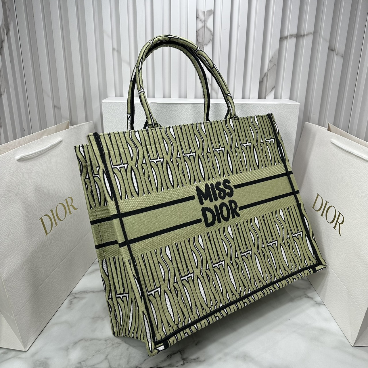 ORI หนังแท้ | Dior Miss Dior Allover Book Tote Handbag 16" กระเป๋าทรงโท้ทคอลใหม่ ดีไซน์ลวดลายกราฟฟิกสวยงามและหรูหราโดดเด่นไม่เหมือนใคร