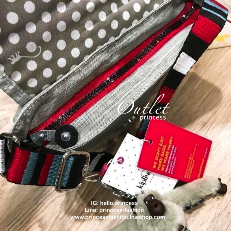 KIPLING SABIAN CROSSBODY BAG กระเป๋าสะพายรุ่นชนช็อปวัสดุ Nylon&Polyester 100% ขนาดกำลังน่ารัก เปิดปิดด้วยฝาปิดกระดุมแม่เหล็กและซิปแบรนด์ ด้านหน้ามี1ช่องซิป พร้อมพวงกุญเเจลิงน้อย ภายในมีโลโก้ ช่องซิปและสายคล้องพวงกุญแจ มีสายสะพายยาวหลากสีเลื่อนปรับระดับได้