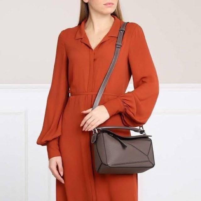 Loewe Puzzle Bag In Classic กระเป๋าทรง Puzzle นี้ออกแบบโดย Jonathan Anderson โดยได้รับแรงบันดาลใจในการออกแบบมาจากรูปทรงของลูกรักบี้ ดังนั้น จึงจะเห็นได้ว่าการตัดเย็บและรูปทรงของกระเป๋านั้นคล้ายคลึงกับลูกรักบี้ รูปทรงดูมินิมอลไม่ทิ้งคอนเซ็ปต์ของแบรนด์ สามา