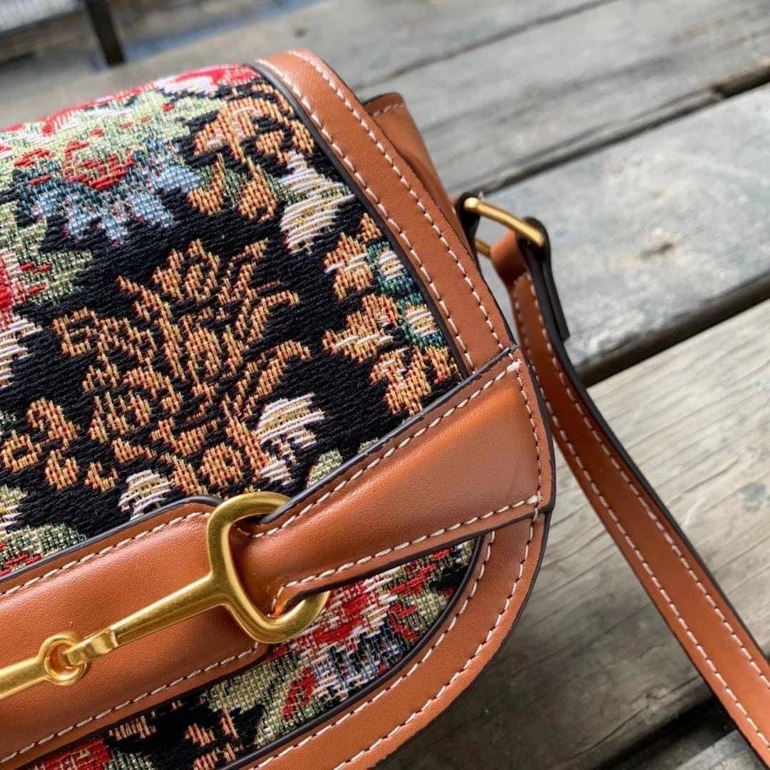 VIP 】หนังแท้ CELINE CROSSBODY BAG CELINE CRECY IN MAILLOM TRIOMPHE JACQUARD AND CAFTSKIN BAG กระเป๋าสะพายทรงสวยหรูอยู่ทรงเปิดปิดด้วยฝาปิดกระดุมโลโก้แบรนด์ ภายในโล่ง ขนาดกะทัดรัด น่ารัก สายสะพายหนังยาวปรับระดับได้จะสะพายไหล่หรือ CROSSBODY ก็ดูดี ตัวจริงสวย