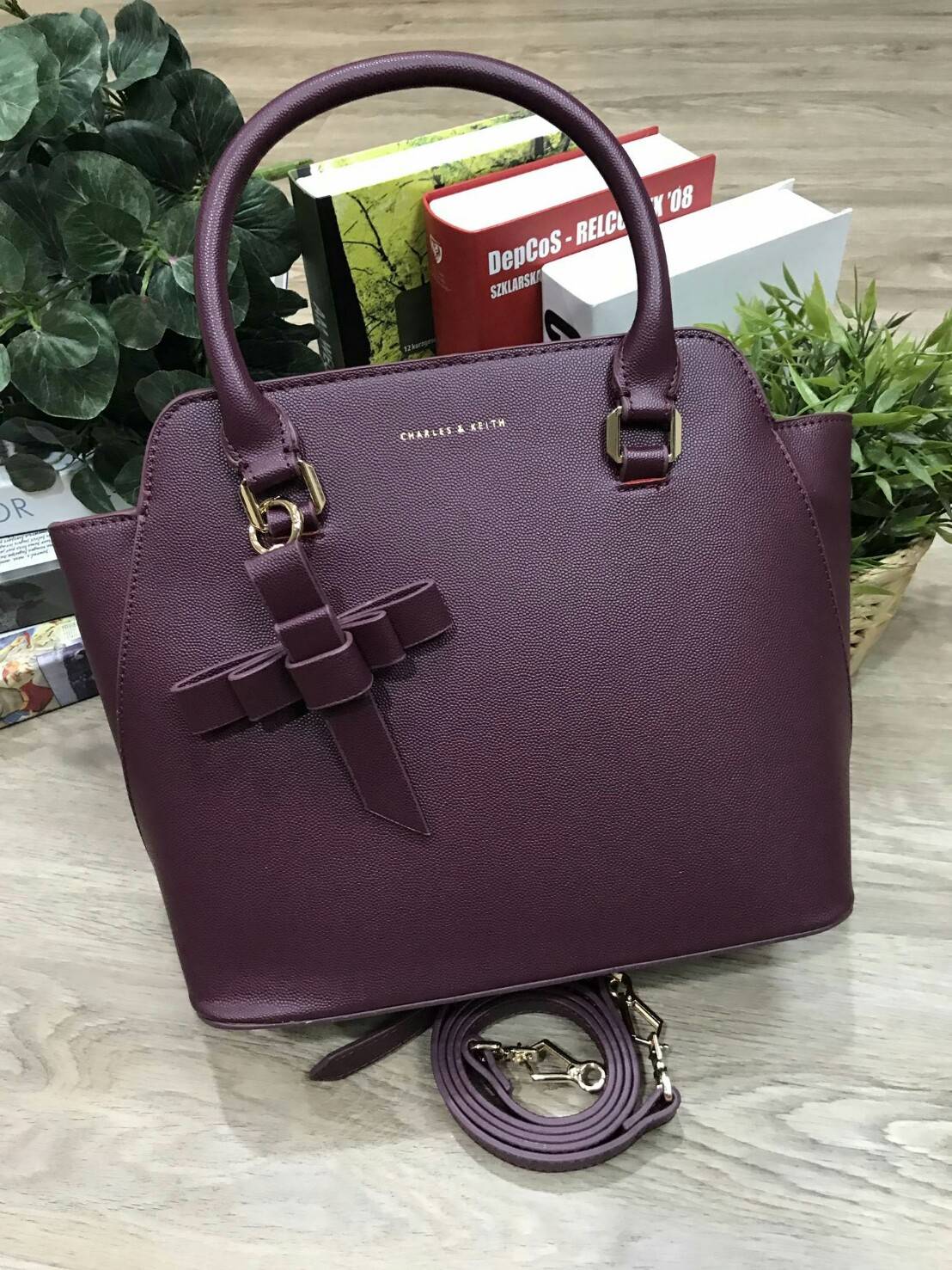 NEW ARRIVAL! CHARLES & KIETH TRAPEZE BAG 2018 กระเป๋าถือหรือสะพายคอลเลคชั่นใหม่ชนช็อปดีไซน์ยอดนิยมวัสดุหนังคาเวียร์อยู่ทรงสวย โดดเด่นที่หูหิ้วประดับพวงกุญแจโบว์ห้อย เปิดปิดด้วยซิปภายในมีช่องซิป หัวซิปปั้มโลโก้ มีหมุดรองฐานกันรอยสี่มุม พร้อมสายสะพายยาวปรับ