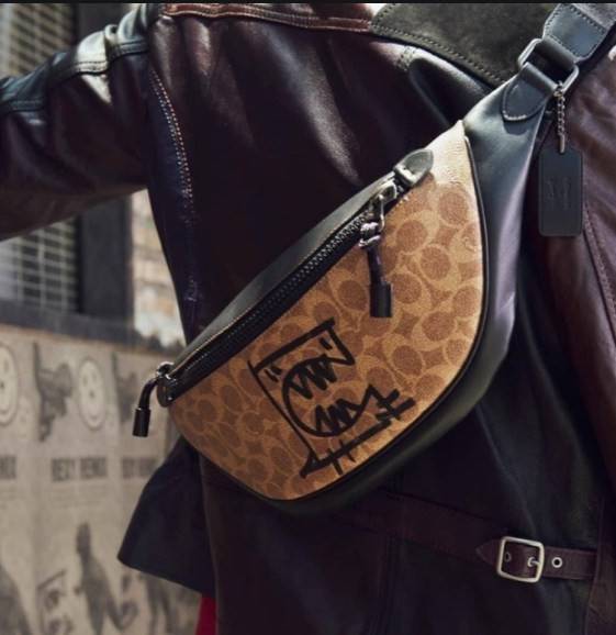 OUTTLET 】COACH Rivington Belt Bag In Signature Canvas With Rexy By Guang Yu (75761) กระเป๋าคาดอก หนังแท้เรียบ นิ่มสวย ด้านหน้าเด่นด้วยลายปริ้นท์เก๋เท่ มากๆค่ะ มีช่องซิปหลักให้2ช่องใส่ของได้จุเลยนะคะ สายคาดเลื่อนปรับแบบฟรีไซด์ค่ะ 📌ใบจริงสวย สะพายวั