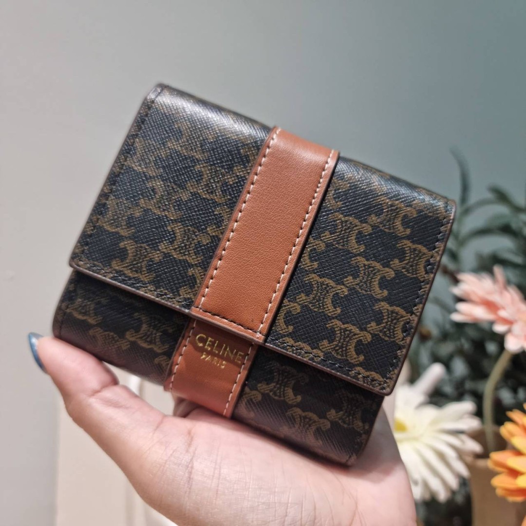 Celine small trifold wallet กระเป๋าสตางค์ดีไซน์สุดคลาสสิค วินเทจ เรียบง่ายแต่หรูหรา และยังมาพร้อมกับสายโซ่ สำหรับคล้องสะพายข้าง สะพายไหล่ได้ เริ่ดเว่อร์!