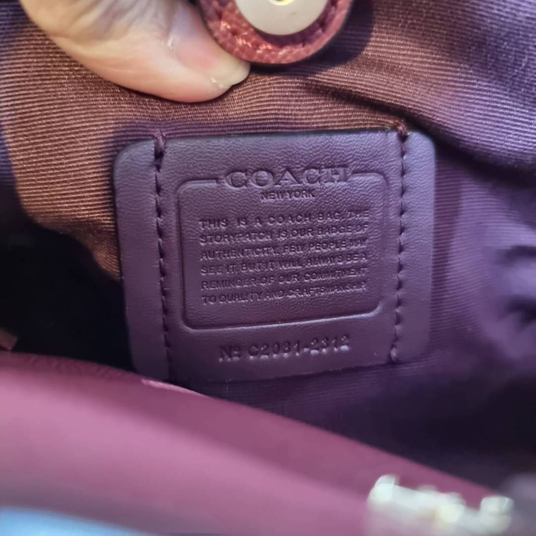 COACH 2312 SMALL TOWN BUCKET BAG IN SIGNATURE CANVAS รุ่นยอดนิยมใบเล็กมาครบสีแล้วจ้า กระเป๋าทรงบัคเก็ต สีผู้ดี๊ผู้ดี ตัวกระเป๋าดีไซน์คลาสสิคลายซี ดูโดดเด่น วัสดุหนังแคนวาสเคลือบลาย สวยคมทุกมุมจริงๆ!! เปิด-ปิดด้วยกระดุมแม่เหล็กทั้ง 2 ฝั่ง ภายในเป็นช่องโล่ง