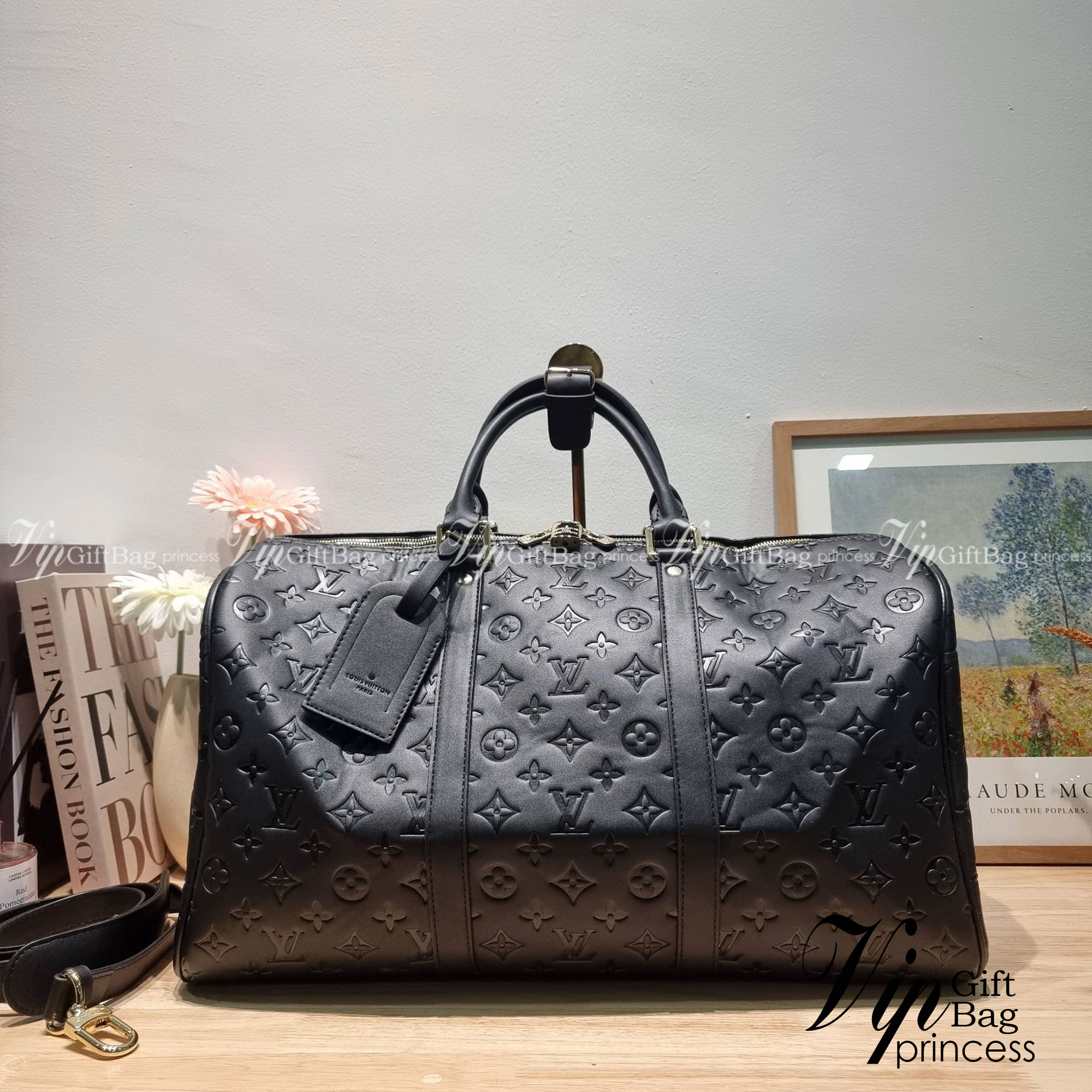 LV KEEPALL BANDOULIERE MONOGRAM LEATHER กระเป๋าเดินทางสุดคลาสสิค ทึ่ใครๆก็เฝ้ารอ ไอเท็มที่จะทำให้การเดินทางไม่ธรรมดาอีกต่อไป ด้วยดีเทลความเป็นเอกลักษณ์ เรียบแต่หรู วัสดุหนังวัวสัมผัสดี ปั๊มลวดลายโมโนแกรมรอบใบ เปิด-ปิดด้วยซิปแน่นหนา มีกุญแจล็อคได้ มีสายสะพ