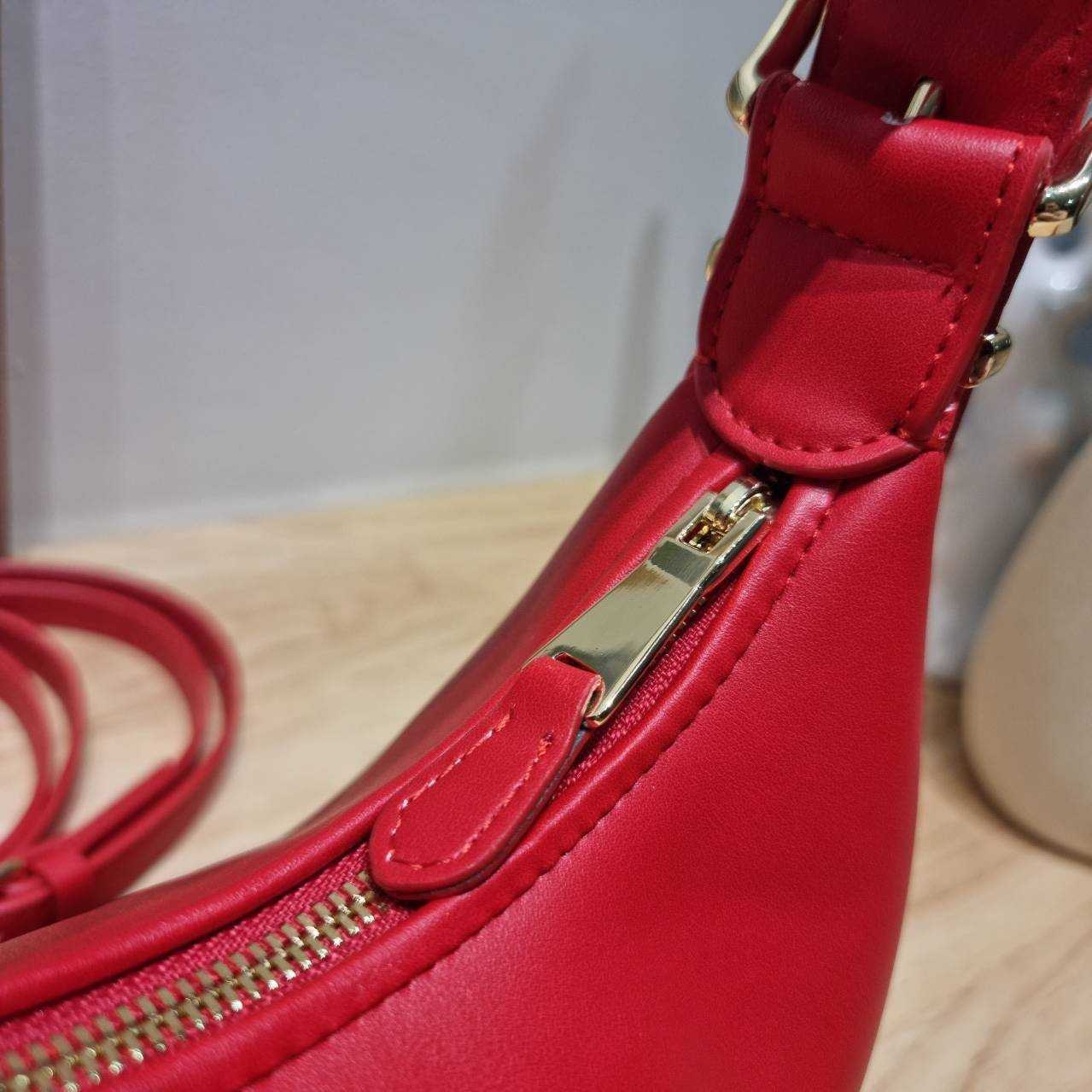 MIU MIU ZIP LEATHER TOP HANDLE BAG กระเป๋าสะพายไหล่/สะพายข้าง ทรงเก๋ ใช้งานง่าย เรียบหรูดูลัคชูสุดๆ