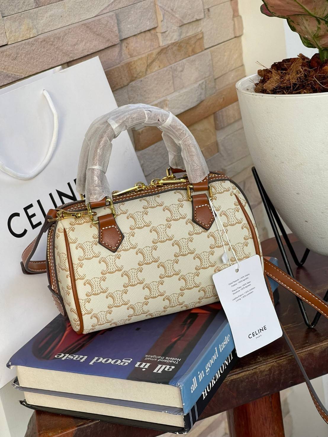 CELINE MINI BOSTON BAG IN TRIOMPHE CANVAS กระเป๋าทรงหมอนขนาดกะทัดรัด เป็นทรงฉิตตบอดกาลไม่มีเอ้าท์ ถือหรือสะพายได้อย่างคล่องตัว ภายในสามารถบรรจุสิ่งของที่จำเป็น สิ่งที่โดดเด่นของกระเป๋าหนังลาย Triomphe ที่ได้รับความนิยมอย่างแพร่หลาย มีอะไหล่ทองประดับเพิ่มม