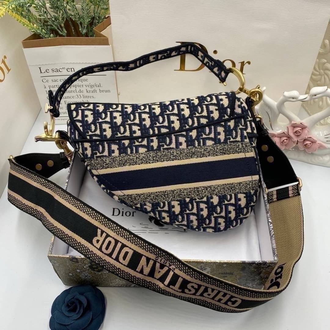 ORI หนังแท้ | Dior Saddle Bag Blue Dior Oblique Embroidery กระเป๋าสะพายทรงสวยไม่ซ้ำใคร กิมมิคในตัว ดูแพง ดีไซน์ย้อนยุค เรียบหรูเป็นเอกลักษณ์