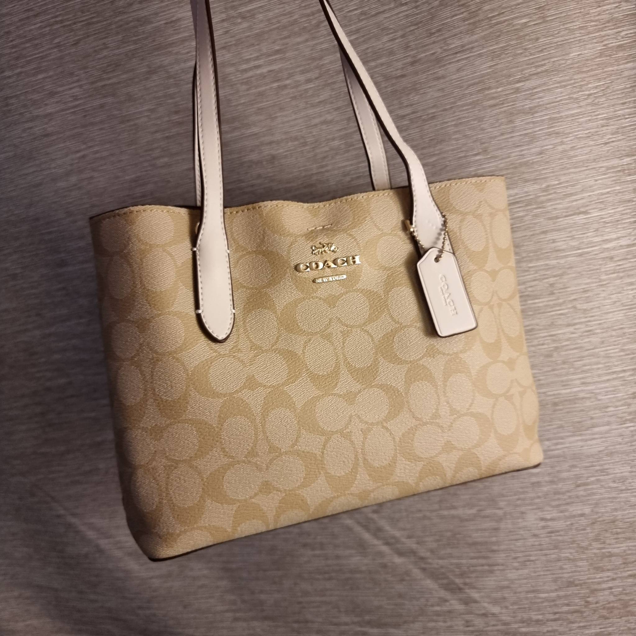 OUTLET 】COACH 73293 MINI AVENUE CARRYALL IN SIGNATURE CANVAS กระเป๋าสะพายรุ่นคลาสสิค คัมแบคแล้วจ้าแม่!! ไซส์กำลังสวย วัสดุหนังแคนวาสคุณภาพดี ด้านข้างเก็บทรงได้ เปิด-ปิดด้วยกระดุมแม่เหล็ก ใช้งานง่าย มีช่องซิป ใบนี้เห็นเล็กๆ แต่จุได้เยอะพอสมควรเลยน้า ɣ