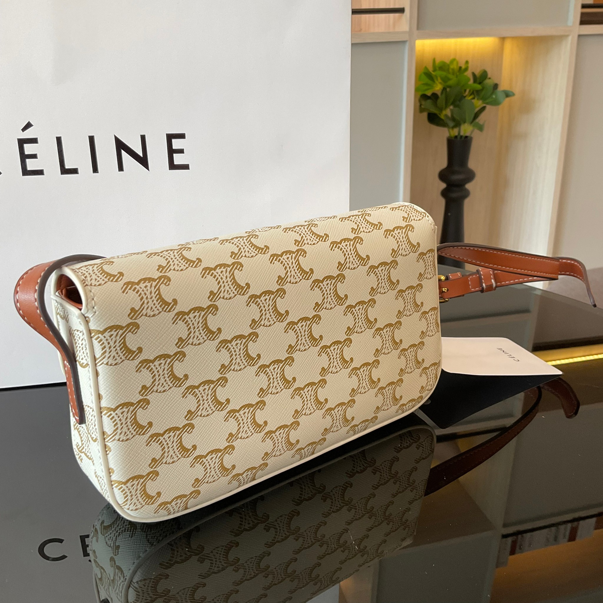 CELINE TRIOMPHE SHOULDER BAG งานหนังทั้งใบลายสวยหรู ด้านในเปิดด้วยด้วยที่บีบโลโก้อะไหล่ทอง จุของได้กำลังดี ใส่โทรศัพท์ กระเป๋าสตางค์ใบสั้น ของจุกจิกได้ เหมาะกับสาวๆในวันที่อยากสะพายชิลๆ ห้ามพลาดค่ะ!
