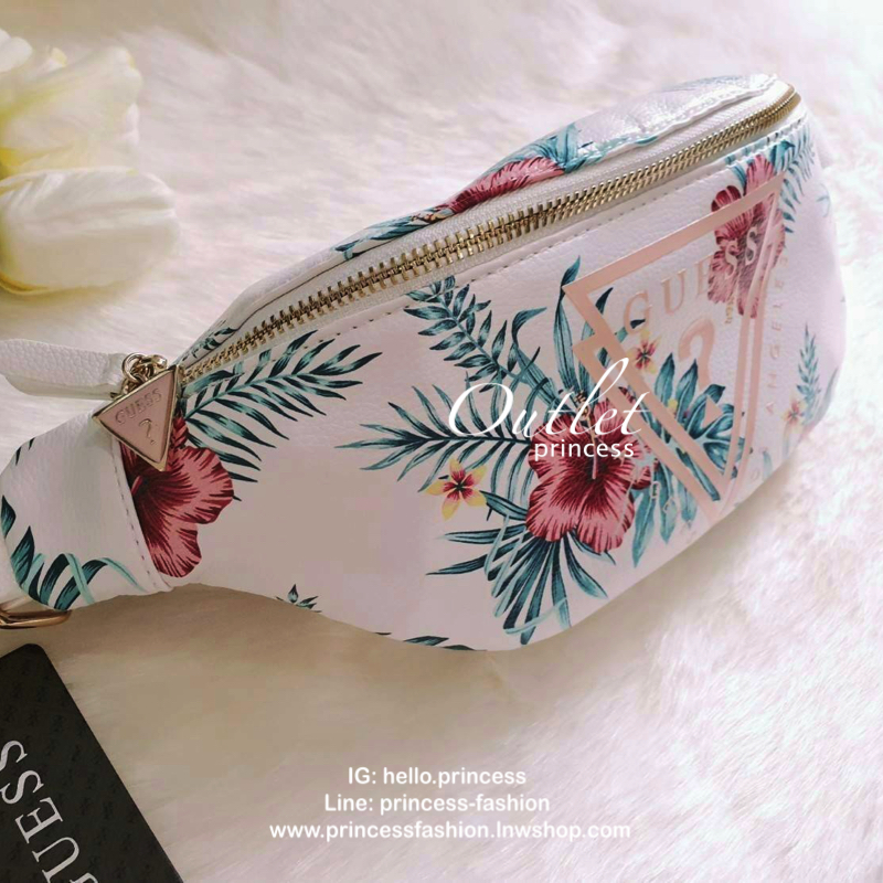 GUESS FERNANDA LOGO FANNY PACK กระเป๋าหนังนิ่มคาดเอว/อกพิมพ์ลายดอกไม้ดูอ่อนหวาน ด้านหน้าปั๊มโลโก้แบรนด์ทรงสามเหลี่ยม ตัวกระเป๋าเปิดปิดด้วยซิปใช้งานง่าย ภายในกระเป๋าโล่งกว้าง สามารถใส่มือถือได้ทุกรุ่น จุของได้เยอะ รับรองถูกใจสาวๆแน่นอนจ้า