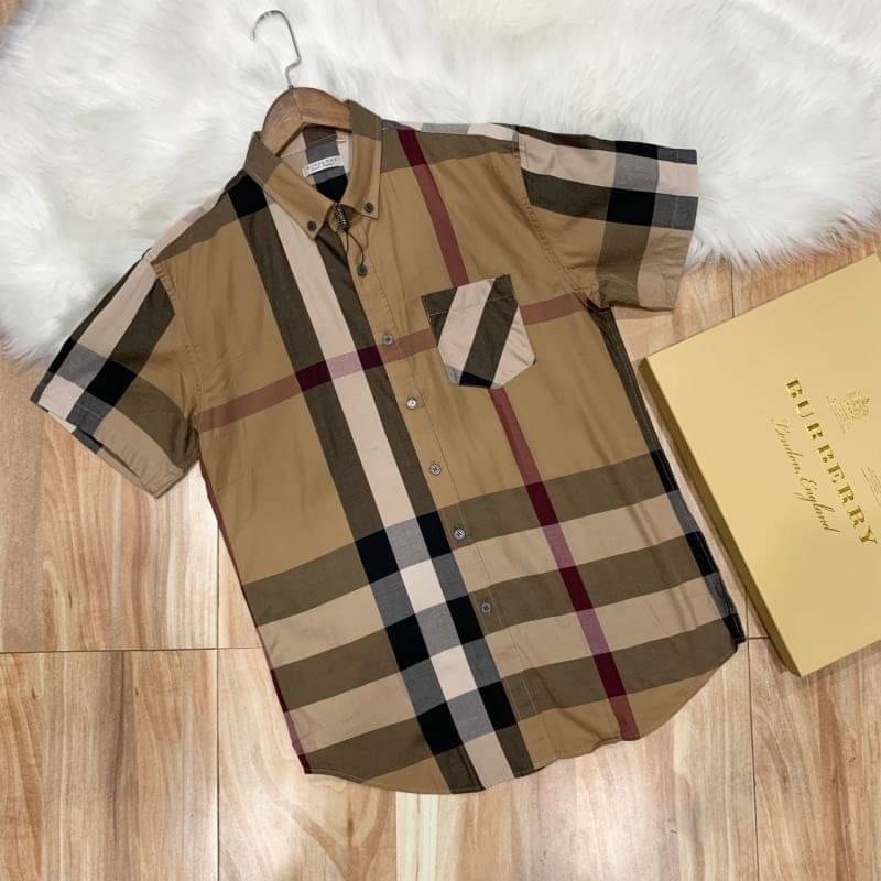 BURBERRY SHIRT / BURBERRY SHORT SLEEVE VINTAGE CHECK SHIRT เสื้อเชิ้ตแขนสั้นแบรนด์เบอเบอรี่ ลายสก็อตสุด classic เรียบหรู ดูดี ภูมิฐานมากๆค่ะ สินค้านำเข้าคุณภาพเทียบแท้ งานสวยเทพ เนื้อผ้าอย่างดี เป๊ะมาก รับประกันความพอใจเลยนะคะ ใส่เป็นเชิ้ตติดกระดุมเนี๊ยบๆ