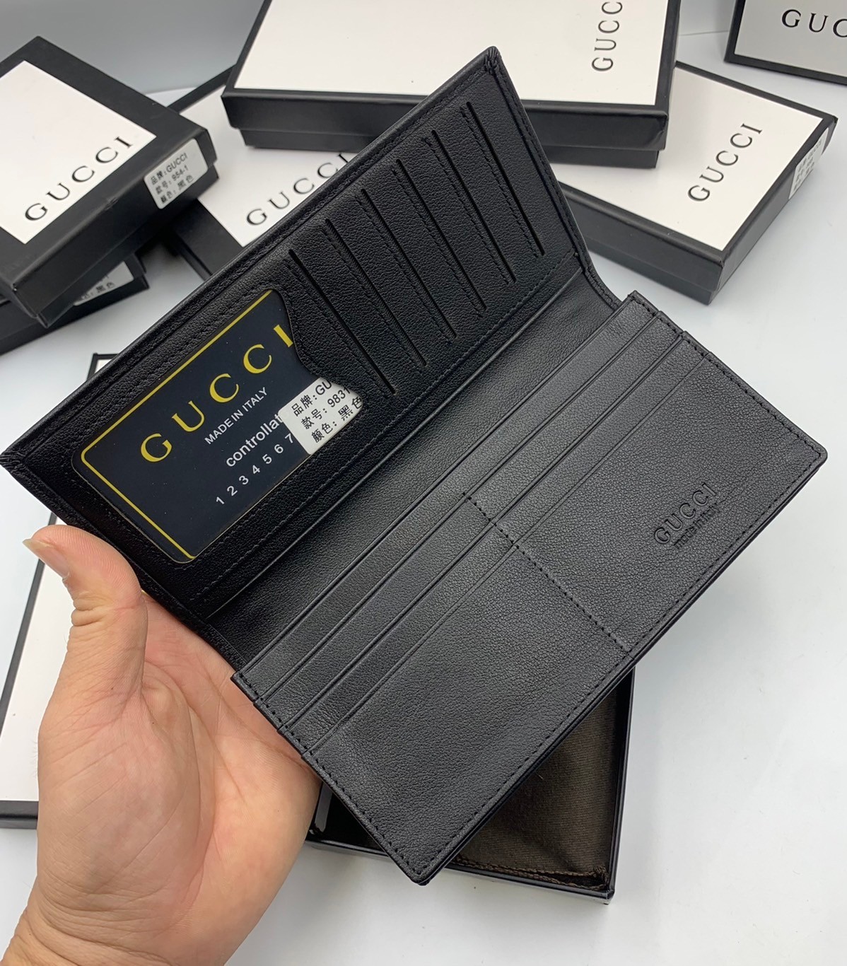 GUCCI MEN WALLET / GUCCI LONG WALLET / GUCCI WALLET กระเป๋าสตางค์ใบยาวผู้ชาย งานหนังแท้ ผสมผสานความสง่างามและคลาสสิกที่เข้ากับยุคสมัย ด้านหน้าโดดเด่นด้วยซิกเนเจอร์แบรนด์ เป็นอีกหนึ่งรุ่นที่ดาราเชเลปใช้กันเยอะมาก พร้อมส่งที่ไทย ภาพสินค้าถ่ายจากงานขายจริง ใ