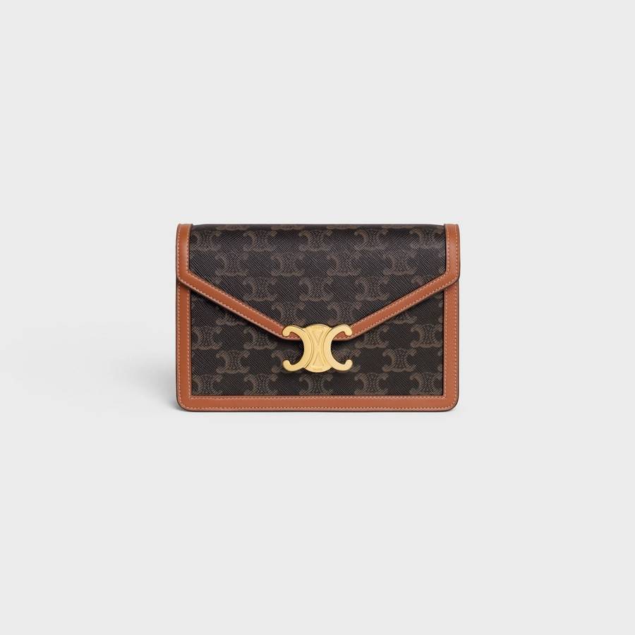 CELINE WALLET ON CHAIN TRIOMPHE CANVAS AND CALFSKIN ใหม่ล่าสุด สวยเฉี่ยว ไม่เหมือนใคร กับกระเป๋าสะพายกึ่งกระเป๋าสตางค์ ที่ใช้งานได้หลากหลายฟังก์ชั่น สะพายข้างได้ ถอดสายออกพกเป็นคลัทช์ได้