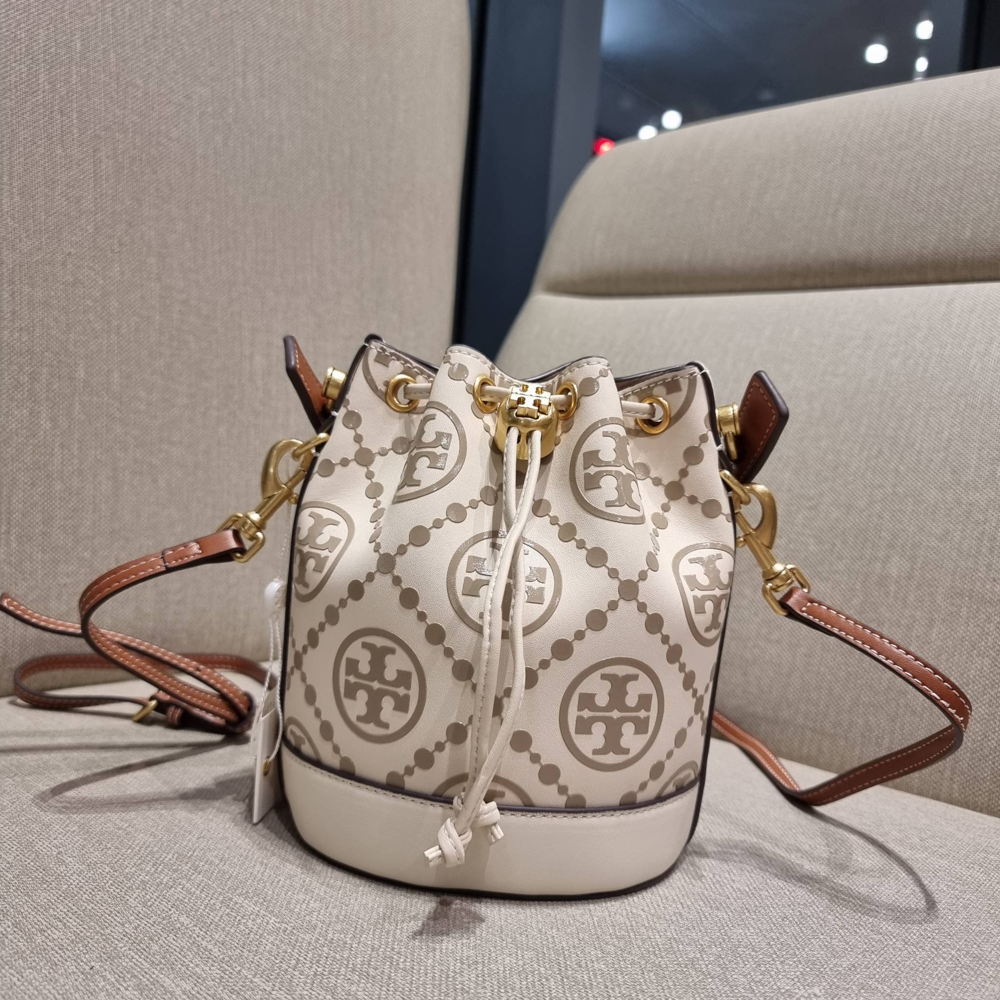 TORY BURCH T MONOGRAM EMBOSSED MINI BUCKET BAG คอลเลคชั่นใหม่ กับกระเป๋าบัคเก็ตทรงยอดนิยม ในไซส์มินิ ดีไซน์ใหม่ล่าสุด สวยลูกคุณหนู หรูหรา!! ด้วยดีเทลผิวลายนูนลวดลายเอกลักษณ์ วัสดุหนังแท้ ปากกระเป๋ารูดเปิด-ปิดได้ มีหูจับในตัว สะดวกใช้ไปอีก และมีสายสะพายข้า
