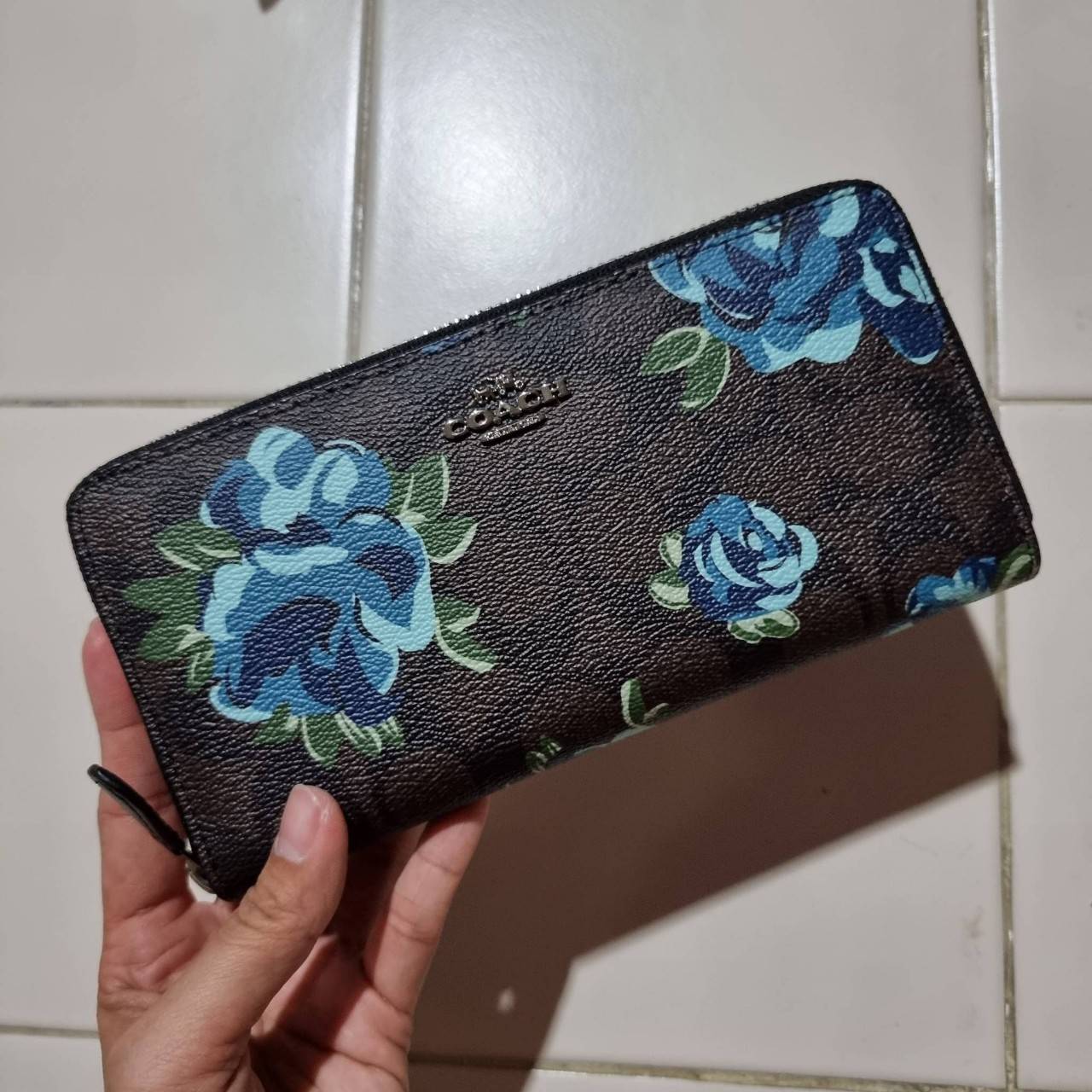 COACH ACCORDION ZIP WALLET IN SIGNATURE CANVAS WITH PRAIRIE ROSE / JUMBO FLORAL / CAMO ROSE FLORAL / MEDLEY BOUQUET PRINT ((F31572/F39189/F26290/F2859)) สวยคลาสสิคไม่มีใครเกิน!! กระเป๋าสตางค์ใบยาว ลวดลายสวย สีสันโดดเด่น วัสดุหนังแคนวาสเคลือบ เปิด-ปิดด้วยซ
