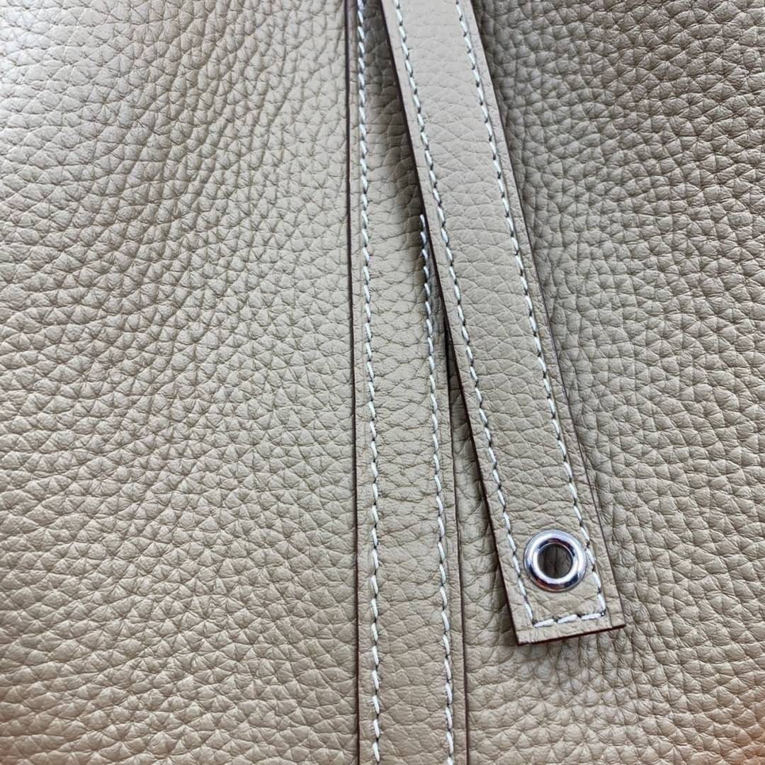 หนังแท้ Hermes Picotin Lock 18 bag กระเป๋าถือแบรนด์หรูระดับโลก งานเกรดออรินอล หนังแท้ทั้งใบ หนังมีลายทอริลลอนคล้ายของจริง มาพร้อมตัวล็อคเคลลี่ Kelly lock รูปทรงเรียบแต่หรู ใช้งานได้ทุกโอกาส ถือง่าย ใช้งานง่าย ภายในโล่งกว้าง ภาพสินค้าถ่ายจากงานขายจริง ใช้ง