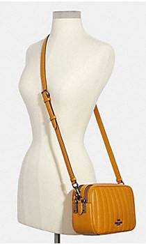 COACH C1569 JES CROSSBODY WITH LINEAR QUILTING ใหม่ล่าสุด!! กระเป๋าสะพายข้าง รุ่น 2 ซิป ใบใหญ่จุใจ ดีไซน์ใหม่ เพิ่มลูกเล่นให้ดูหรูหรายิ่งขึ้น วัสดุหนังสังเคราะห์บุเป็นลายเส้นสวยงาม เปิด-ปิดด้วยซิป 2 ช่องหลัก ใช้งานง่าย ทรงสวยมากๆรุ่นนี้ มาพร้อมสายสะพาย cr